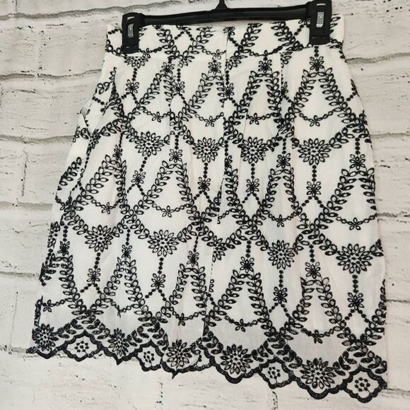 MinkPink Embroidered Floral Harvey Mini Shirt Black And White Size Small NWT - Picture 4 of 13